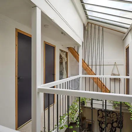 Atelier D'artiste En Plein Appartement Parijs